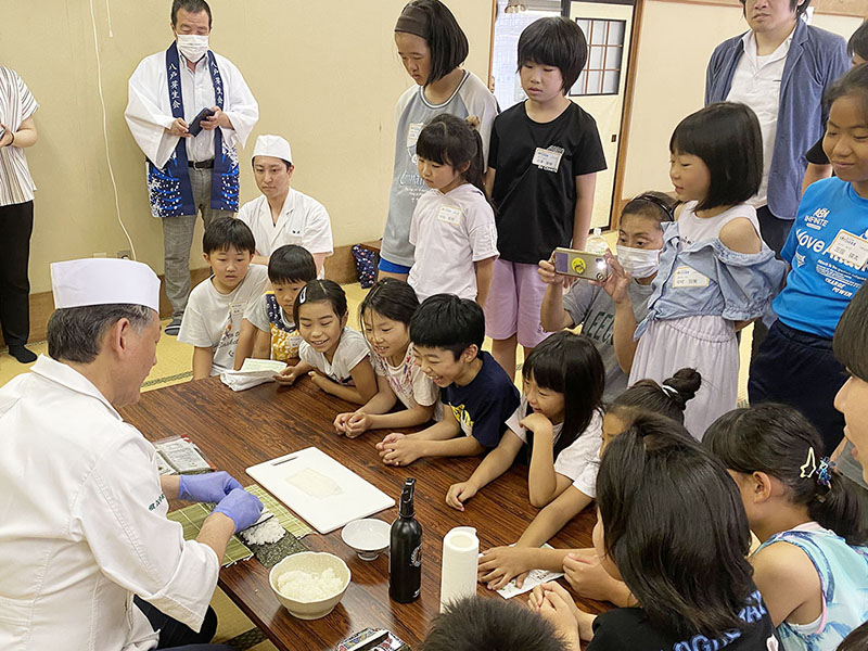 青森・八戸　ちょうじゃこども食堂　芽生会の板前さんが食育出張講座 目の前でアンパンマン巻き作り
